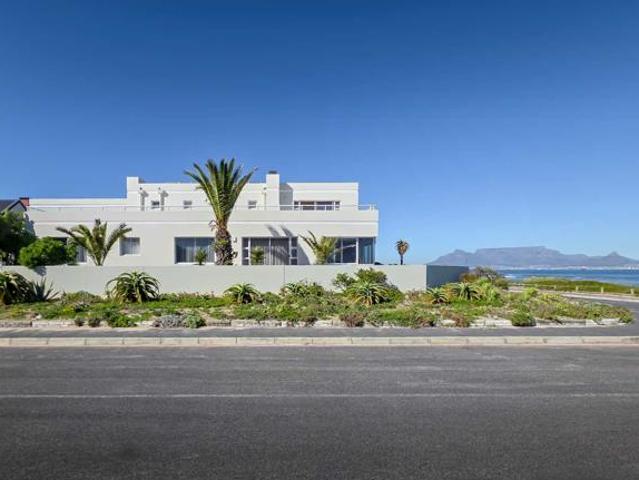 5 Bedroom House in Bloubergstrand