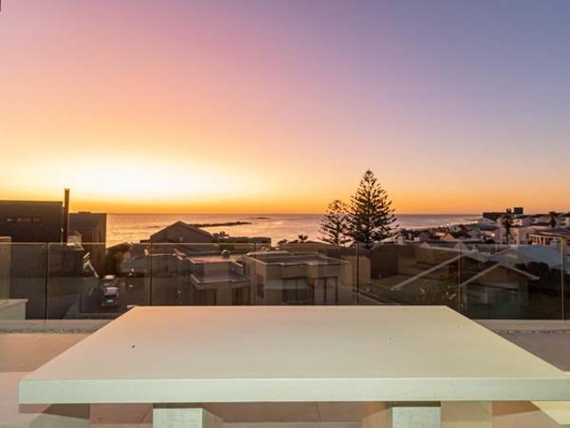 5 Bedroom House in Bloubergstrand