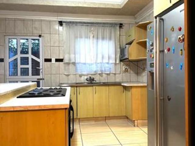 5 Bedroom House in Brackenham