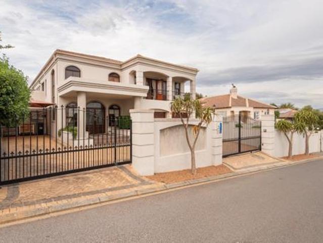 5 Bedroom House in Golden Hill
