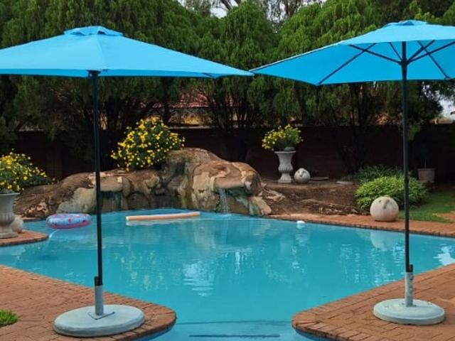 5 Bedroom House in Golf View