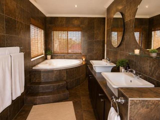 5 Bedroom House in Golf Park