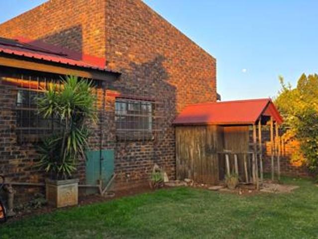 5 Bedroom House in Golf Park