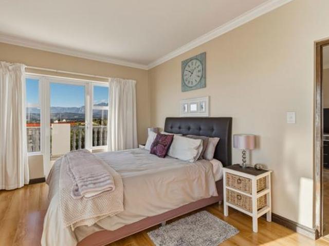 5 Bedroom House in Gordons Bay Central