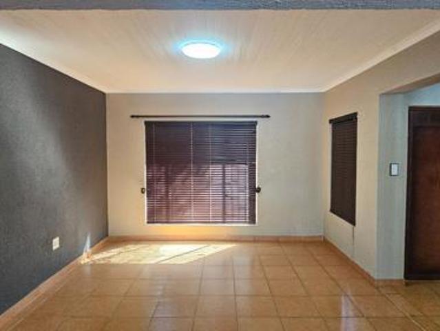 5 Bedroom House in Geelhoutpark