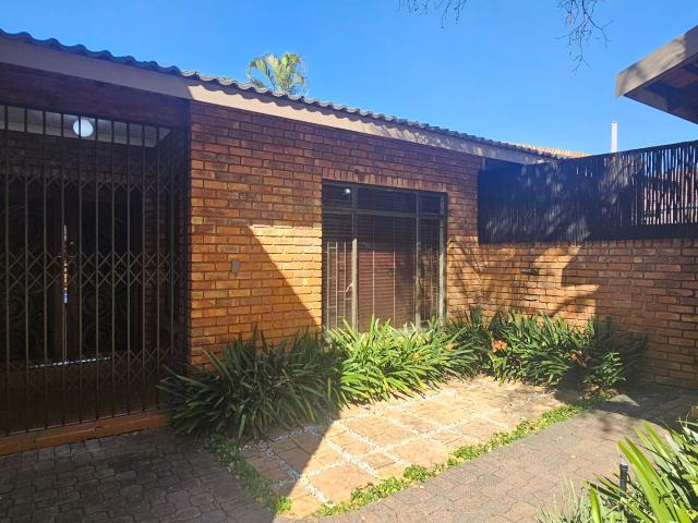5 Bedroom House in Geelhoutpark