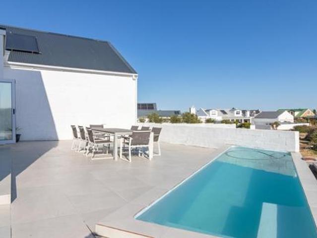 5 Bedroom House in Grotto Bay