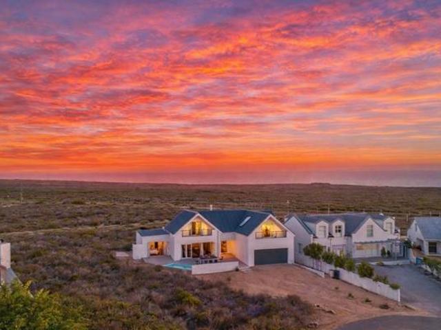 5 Bedroom House in Grotto Bay