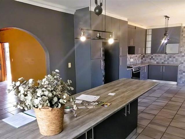 5 Bedroom House in Dan Pienaarville