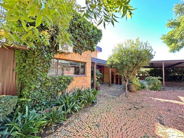 5 Bedroom House in Dan Pienaar