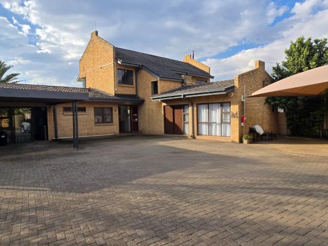 5 Bedroom House in Dan Pienaar
