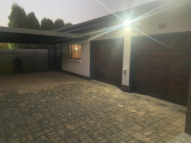 5 Bedroom House in Die Heuwel