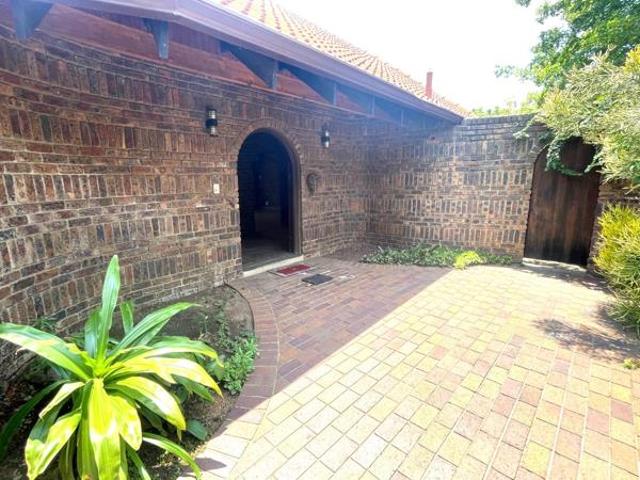 5 Bedroom House in Die Heuwel