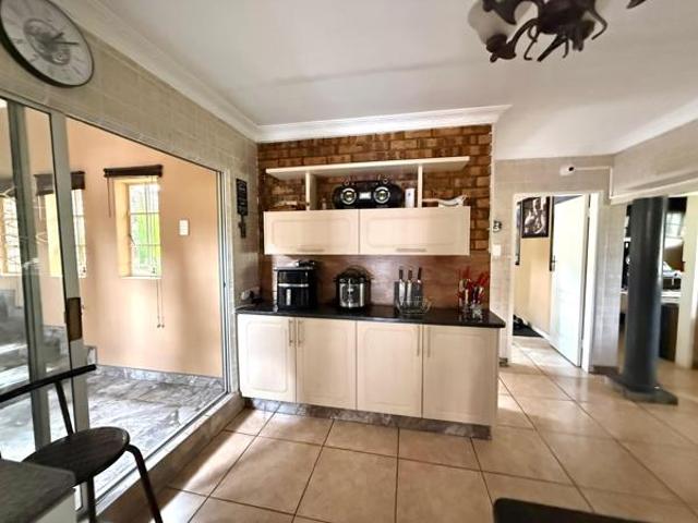 5 Bedroom House in Die Heuwel