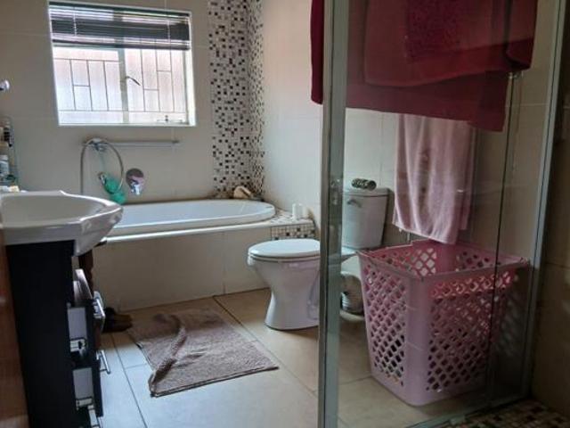5 Bedroom House in Die Heuwel