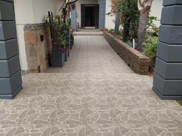 5 Bedroom House in Die Heuwel