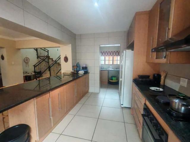 5 Bedroom House in Die Hoewes