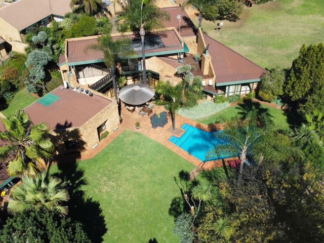 5 Bedroom House in Die Hoewes