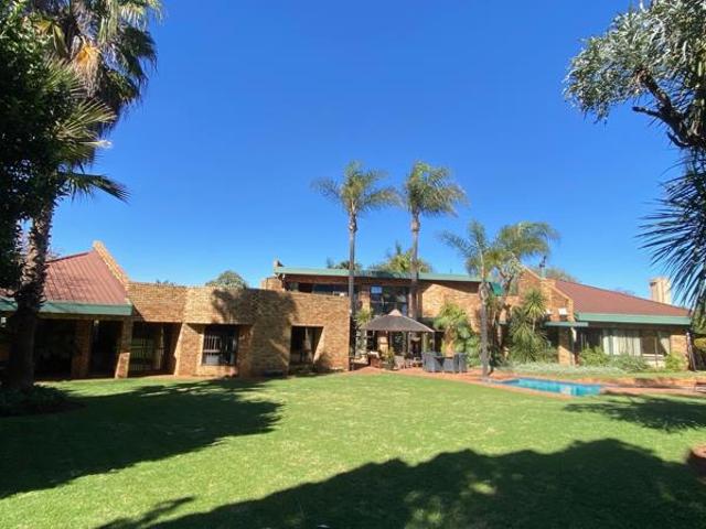 5 Bedroom House in Die Hoewes