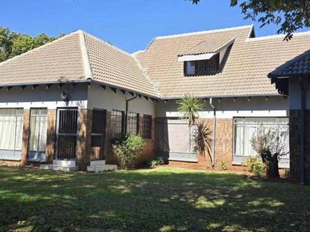 5 Bedroom House in Elarduspark