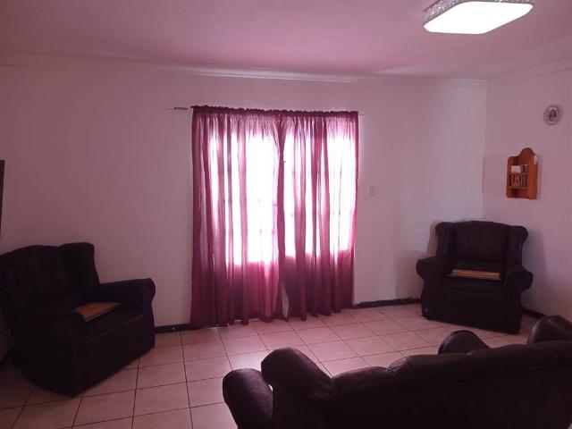 5 Bedroom House in Elsies River