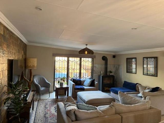 5 Bedroom House in Erasmia
