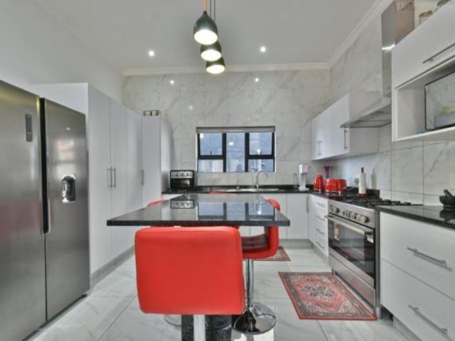 5 Bedroom House in Eye of Africa Estate