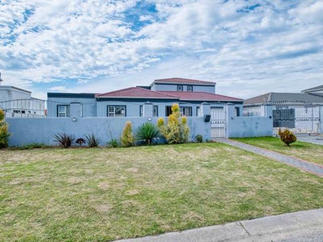 5 Bedroom House in Fairview