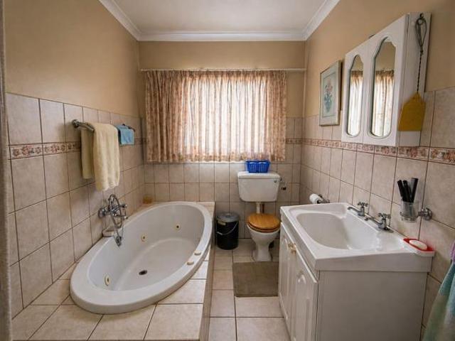 5 Bedroom House in Fichardt Park