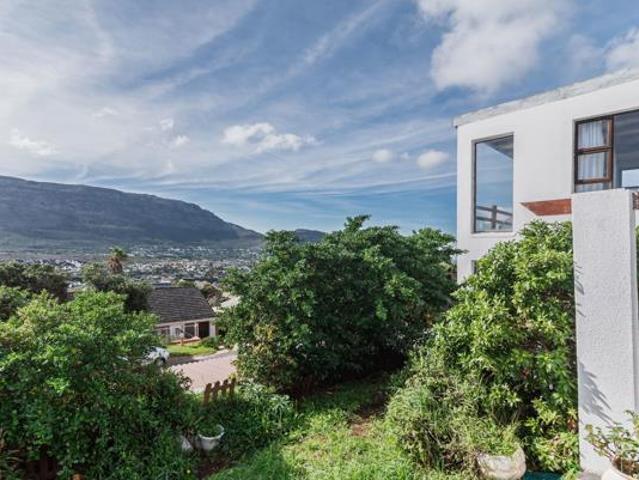 5 Bedroom House in Fish Hoek