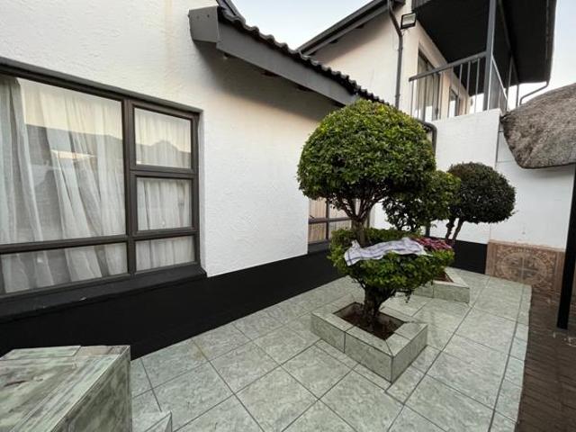 5 Bedroom House in Flora Park