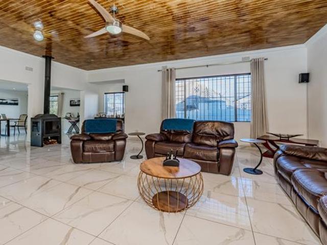 5 Bedroom House in Florida Hills