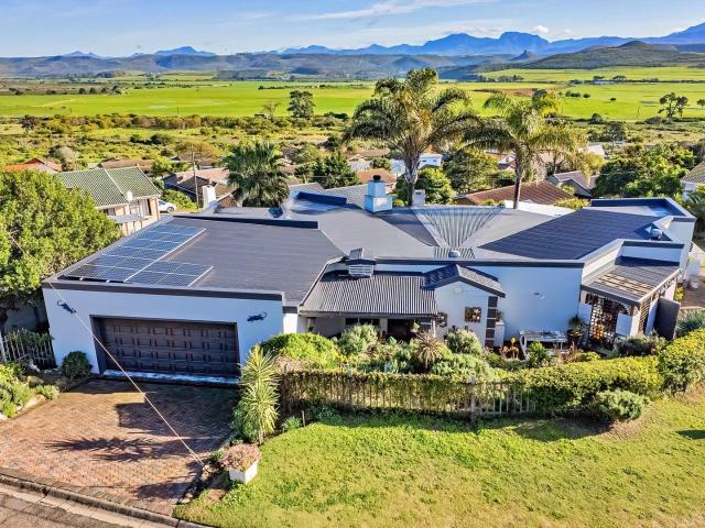 5 Bedroom House in Fraaiuitsig