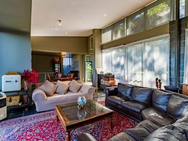 5 Bedroom House in Kosmos
