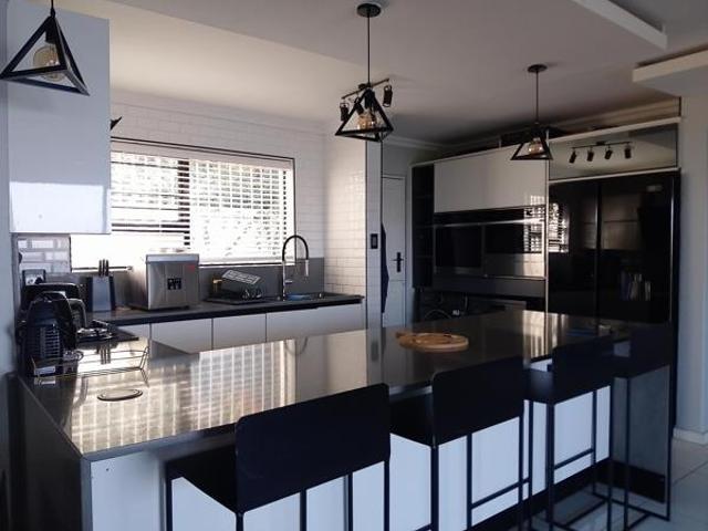 5 Bedroom House in Kosmos