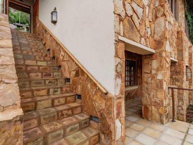 5 Bedroom House in Kosmos