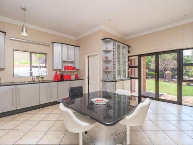 5 Bedroom House in Kosmosdal