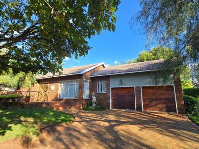 5 Bedroom House in Kanonkop