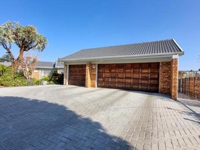 5 Bedroom House in Kanonkop