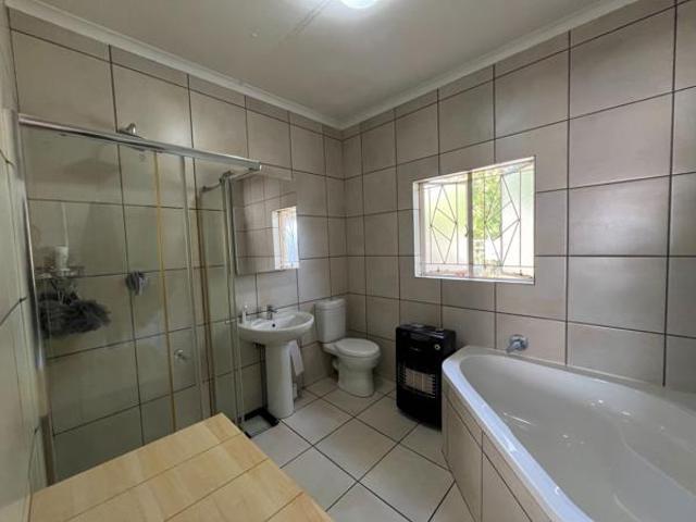 5 Bedroom House in Keidebees