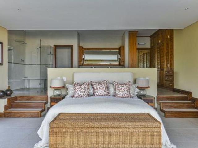 5 Bedroom House in Kleinemonde