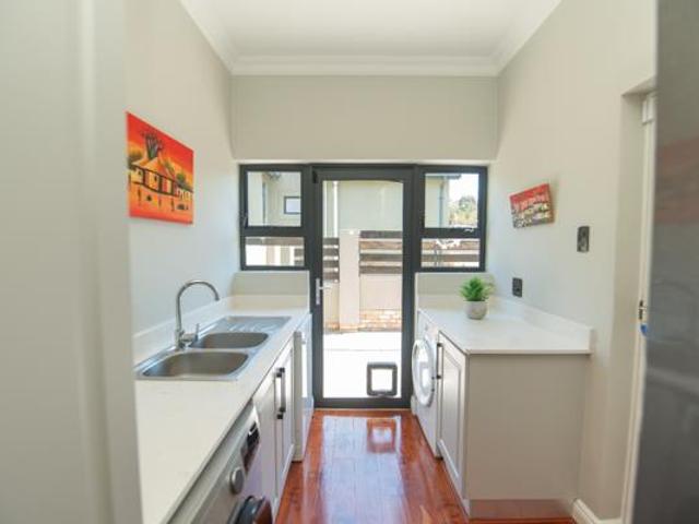 5 Bedroom House in Kragga Kamma