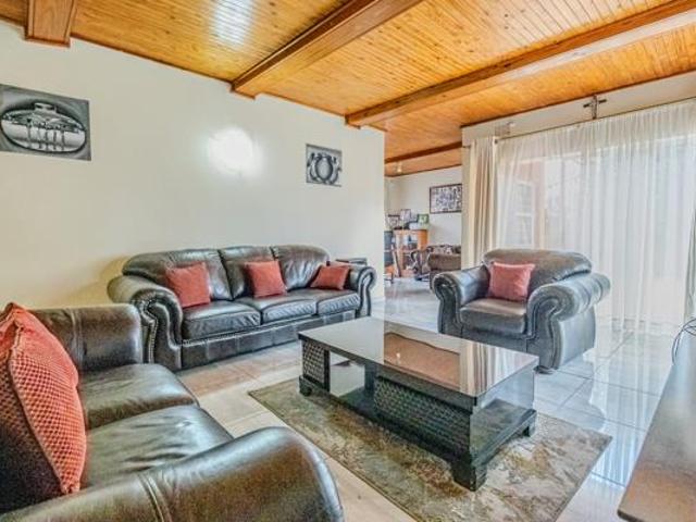 5 Bedroom House in Honey Hill