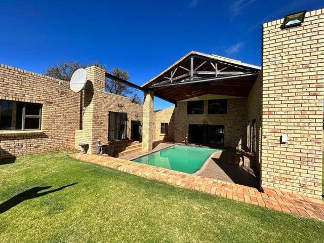 5 Bedroom House in Hartswater