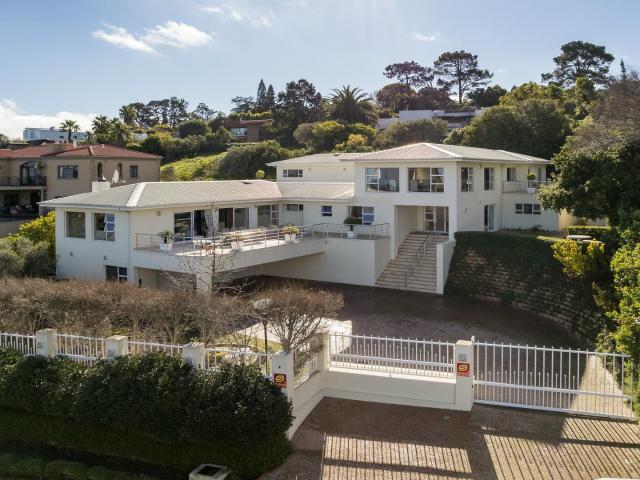 5 Bedroom House in Helderberg Estate