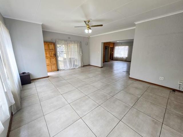 5 Bedroom House in Helikon Park