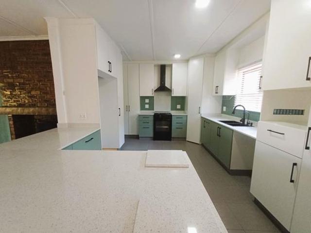 5 Bedroom House in Hillcrest Central