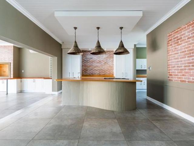 5 Bedroom House in Island View