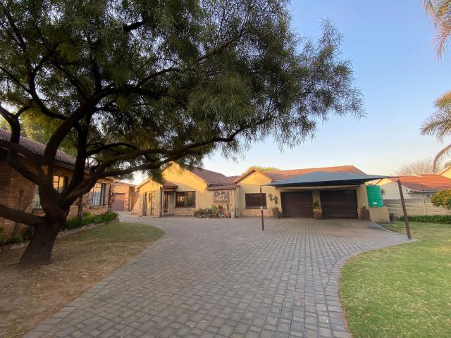 5 Bedroom House in Jackaroo Park
