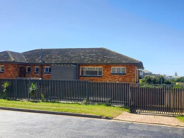 5 Bedroom House in Jeffreys Bay Central